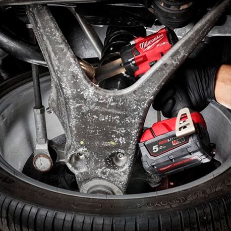 Uso llave de impacto a batería M18 FIW2F12-0X.