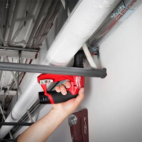 Taladro atornillador a batería Milwaukee.