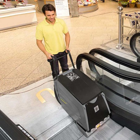 limpiadora karcher en escalera supermercado