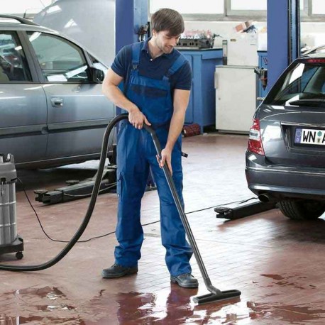 Mecánico limpiando con aspirador Karcher