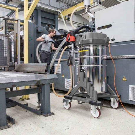 Hombre aspirando con aspiradpor Karcher