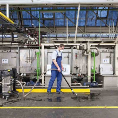 Trabajador limpiando suelo con aspirador Karcher