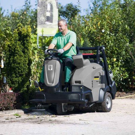 Hombre limpiando con aspiradora-barredora Karcher