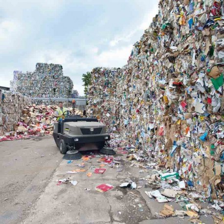 Barredora industrial Karcher limpiando calles