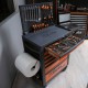 Mueble de Beta con herramientas y cajones abiertos
