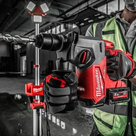 Uso martillo combinado a batería Milwaukee.