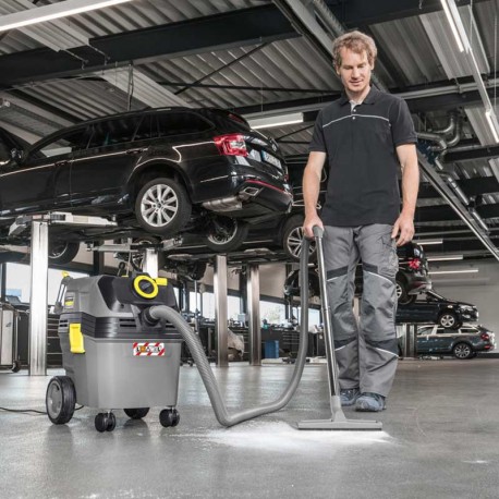Mecánico en taller con aspirador Karcher