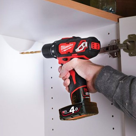 Taladro Milwaukee manejado por operario