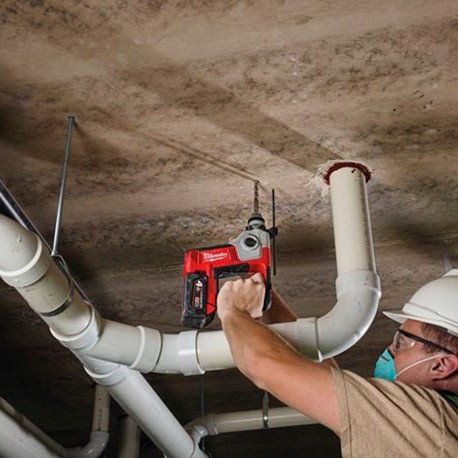 Martillo a batería rotativo Milwaukee.