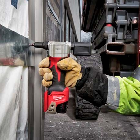 REMACHADORA A BATERÍA MILWAUKEE M12 BPRT-0