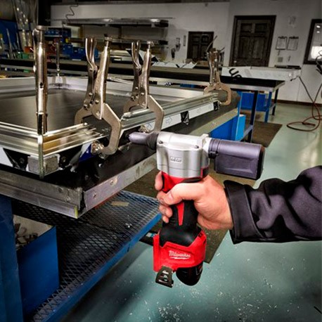 REMACHADORA A BATERÍA MILWAUKEE M12 BPRT-0