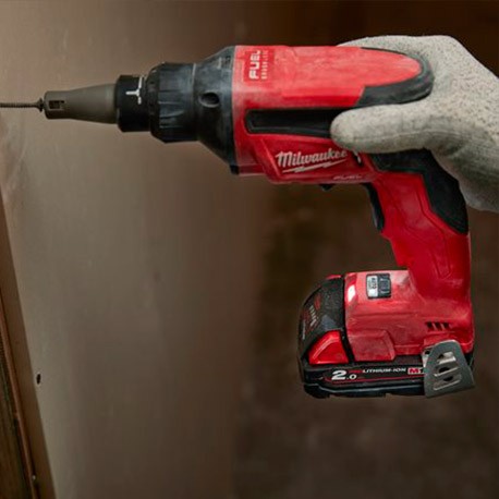 Uso de atornillador de cartón-yeso a batería M18 FSG - 0X Milwaukee.
