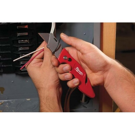 Cuchillo plegable cortando cables