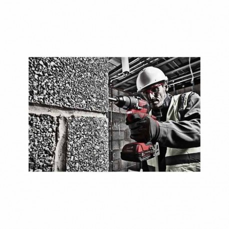 Obrero con taladro percutor Milwaukee