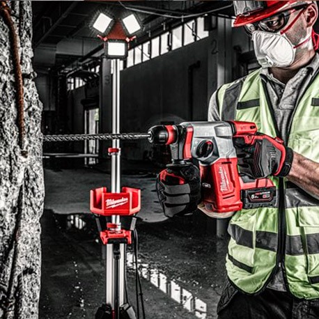 Uso de martillo combinado a batería Milwaukee.