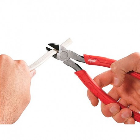 Alicates cortando plástico