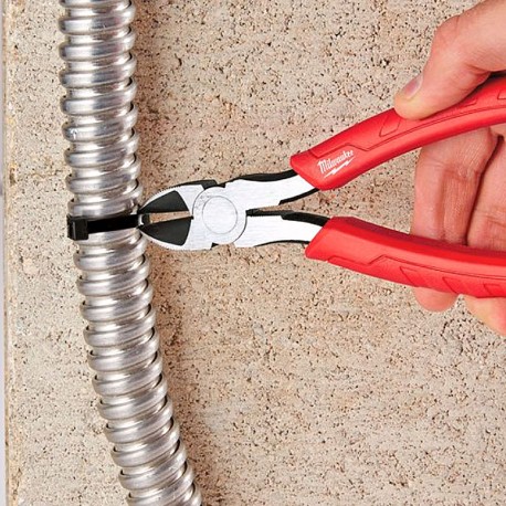 Alicates cortando bridas