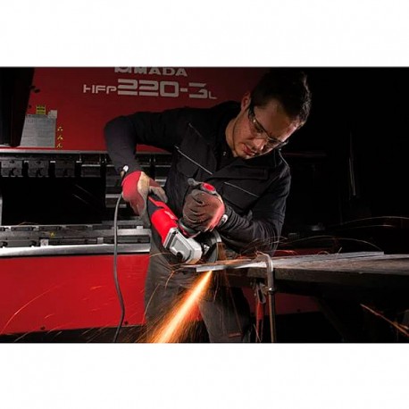 Amoladora en acción en metal